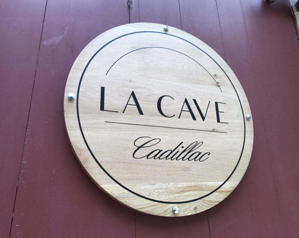 Panneau logo · La Cave Cadillac · Cadillac