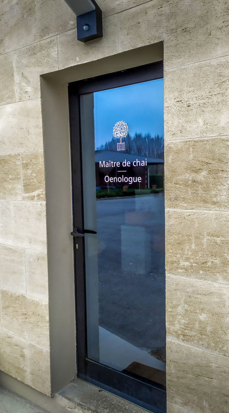Signalétique adhésive sur vitrage
