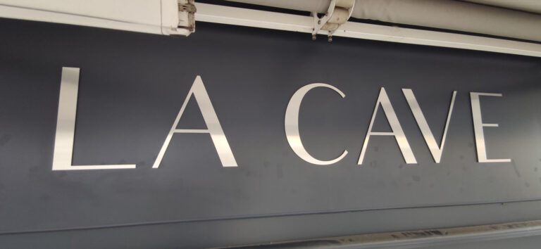Enseigne lettres en aluminium brossé · cave · Bazas