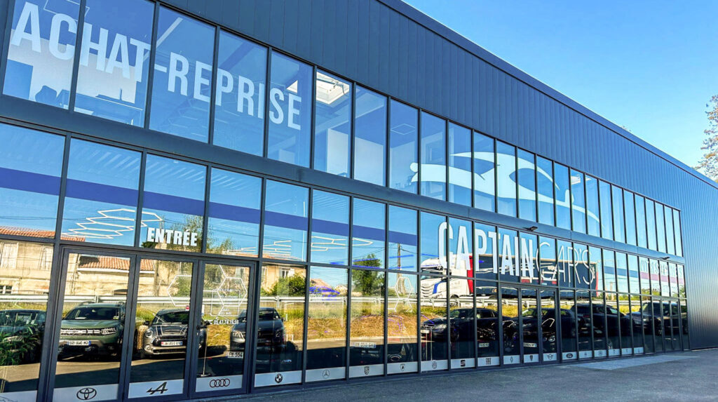 Habillage de vitrine avec adhésifs dépolis personnalisés