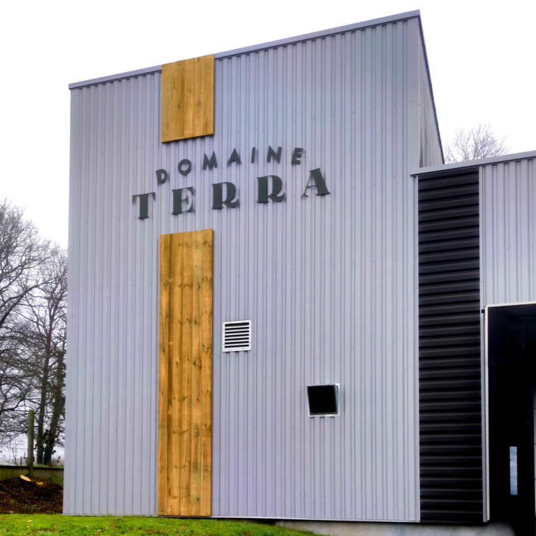 Enseigne de façade · Domaine Terra · Bazas