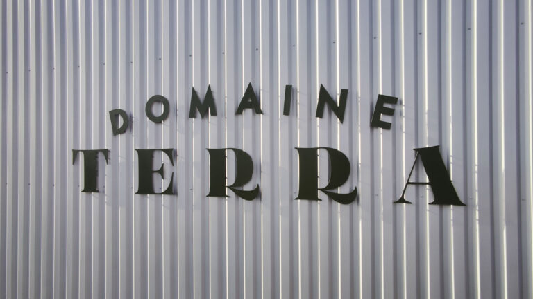Enseigne de façade · Domaine Terra · Bazas