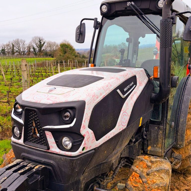 Marquage de tracteur viticole · Domaine de Pilhoy · Rions