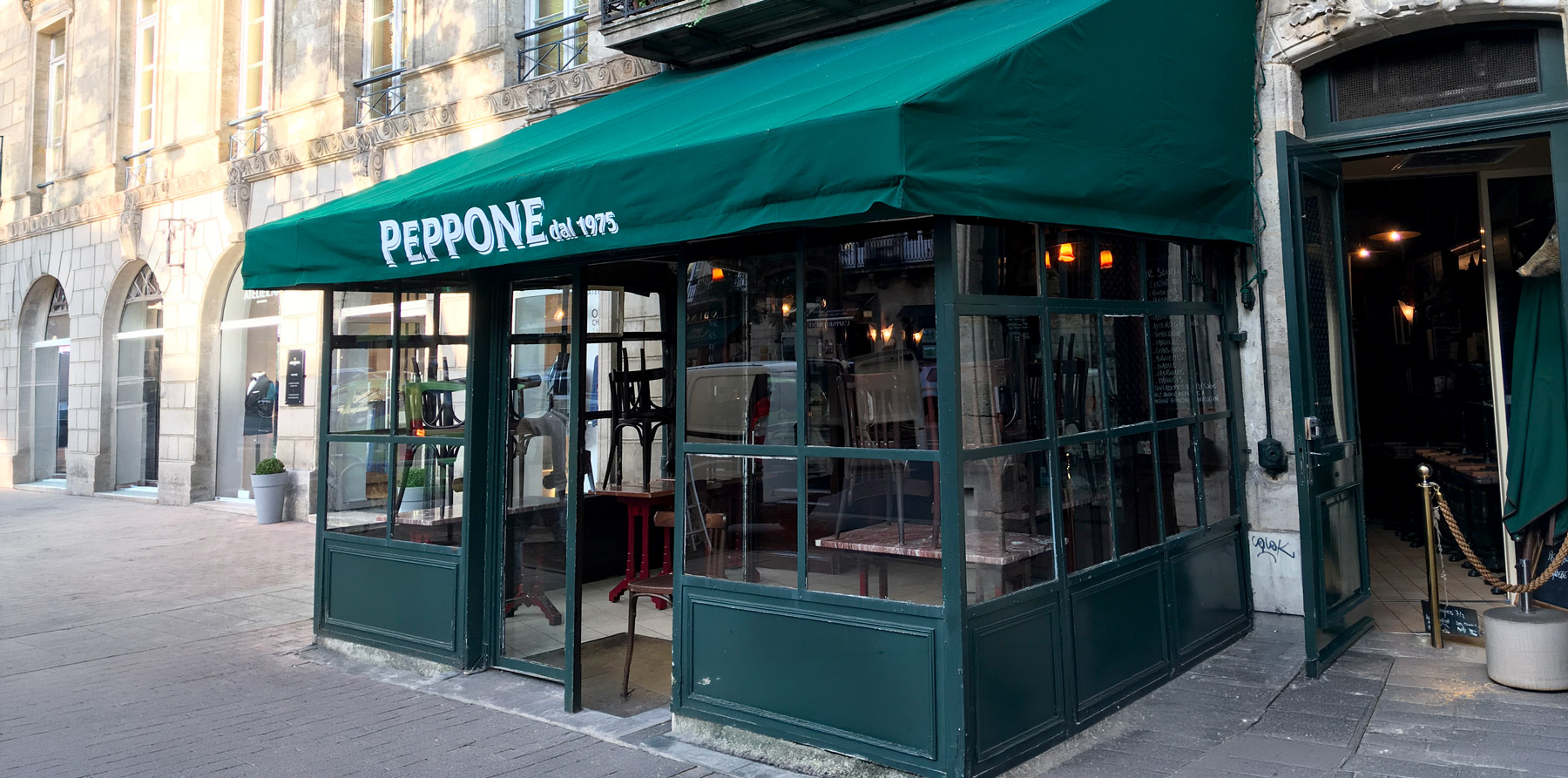 Store sur mesure imprimé installé sur le restaurant Peppone à Bordeaux