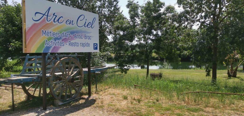 Panneaux signalétiques Arc en Ciel à Chérac.