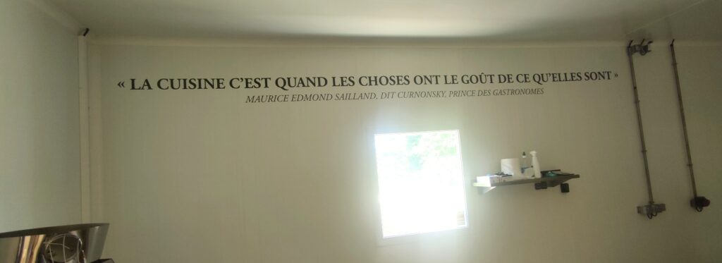 Citation murale en lettrage découpé chez Domaine Terra à Bazas