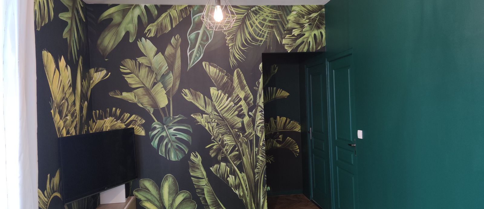 Décor mural imprimé jungle dans un salon à Preignac