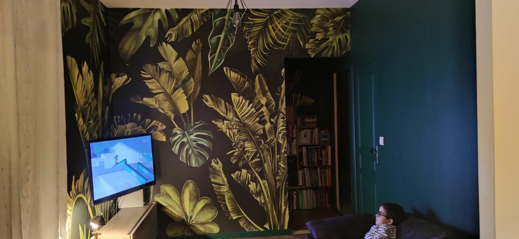 Décor mural imprimé jungle dans un salon à Preignac – vue 04