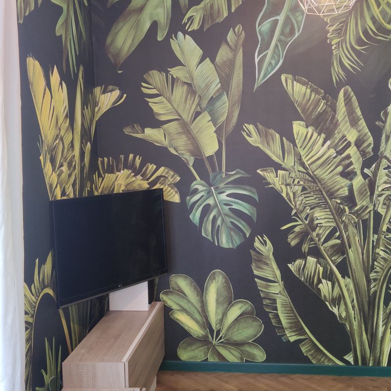 Décor mural imprimé jungle dans un salon à Preignac