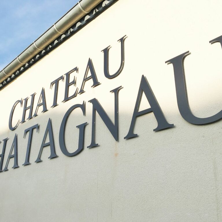 Enseigne en lettres relief sur le chai du Château Chatagnau à Mourens