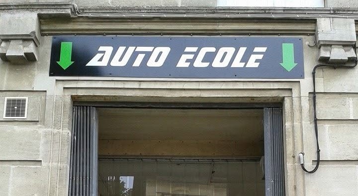 Petit panneau overhead AUTO ECOLE au-dessus de la porte à Arveyres