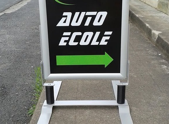 Stop-trottoir AUTO ECOLE sur le trottoir à Arveyres