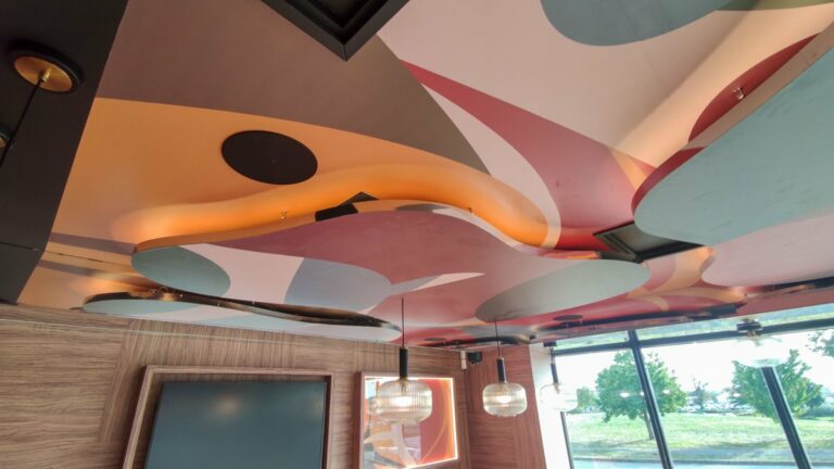 Plafond décoré et tableaux muraux lumineux, Restaurant · Vendée
