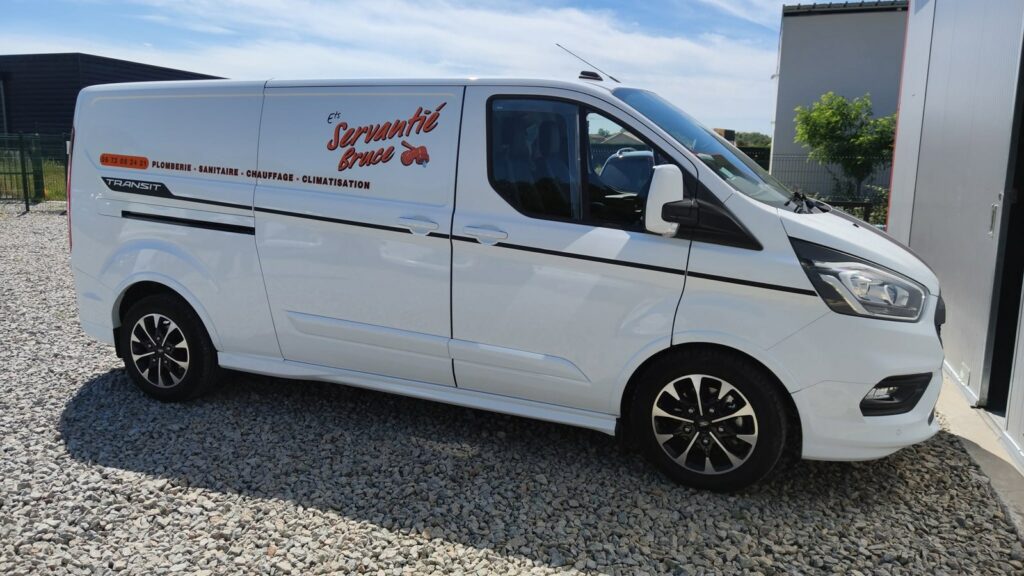 Ford Transit Custom avec marquage plomberie sanitaire chauffage réalisé par Allgraphik en Gironde