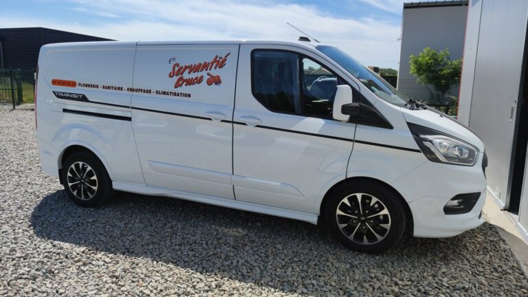 Ford Transit Custom avec marquage plomberie sanitaire chauffage réalisé par Allgraphik en Gironde