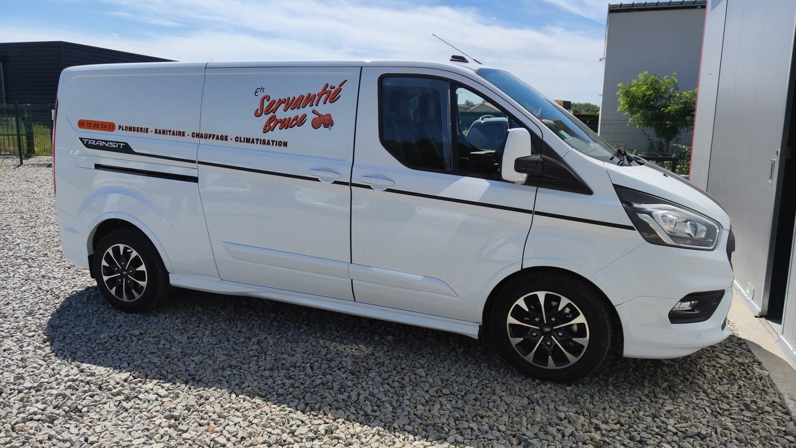 Ford Transit Custom avec marquage plomberie sanitaire chauffage réalisé par Allgraphik en Gironde