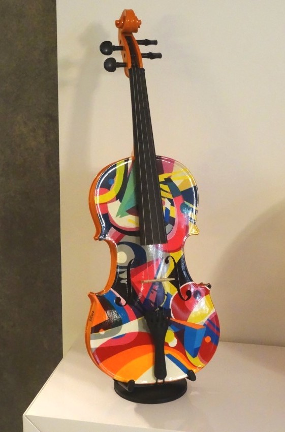 Violon peint sur mesure présenté en entier