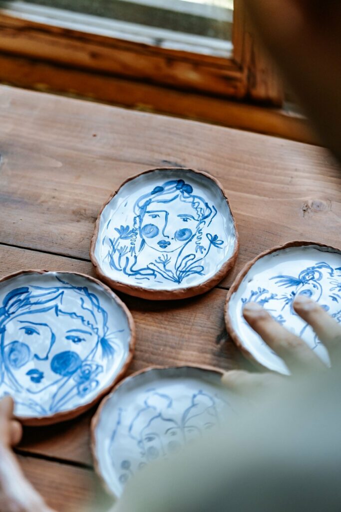 Assiettes en céramique à décor bleu