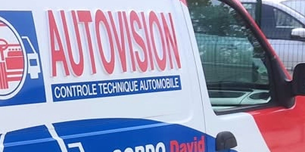 Zoom lettres découpées en relief AUTOVISION sur flanc — effet enseigne