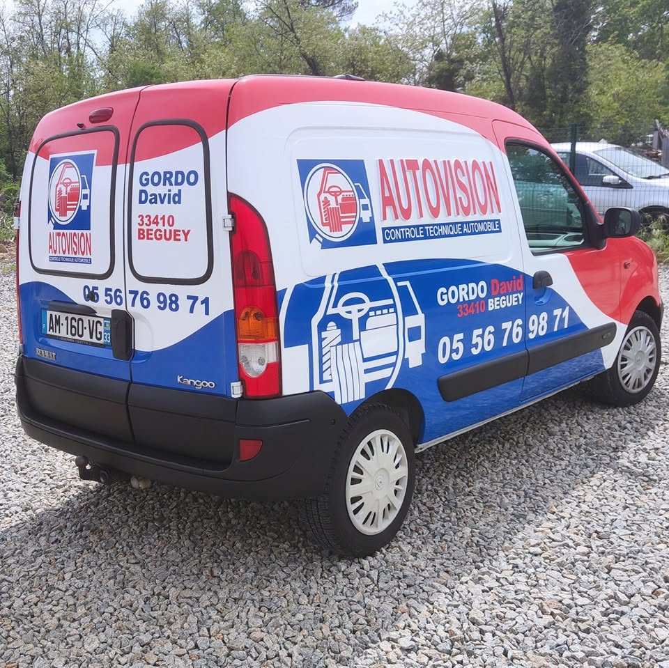 Autovision · total covering · lettres découpées en relief flanc
