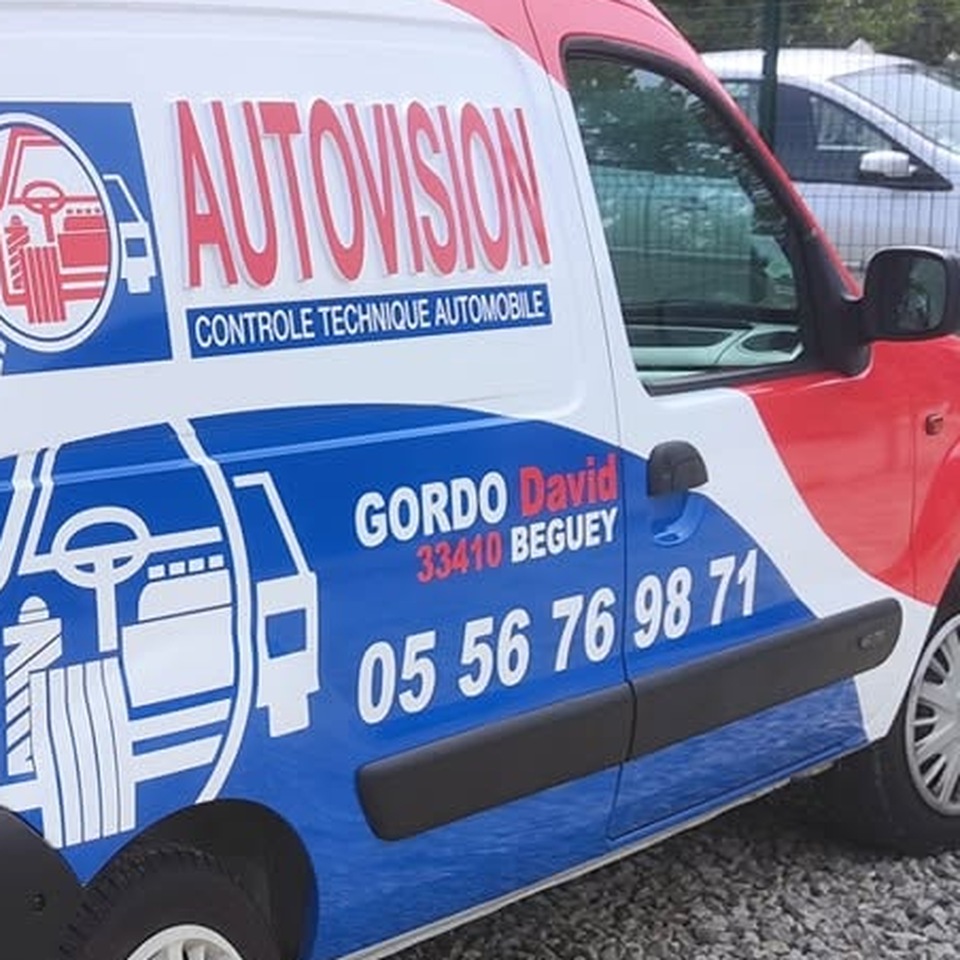 Autovision · lettres découpées en relief sur flanc (détail)