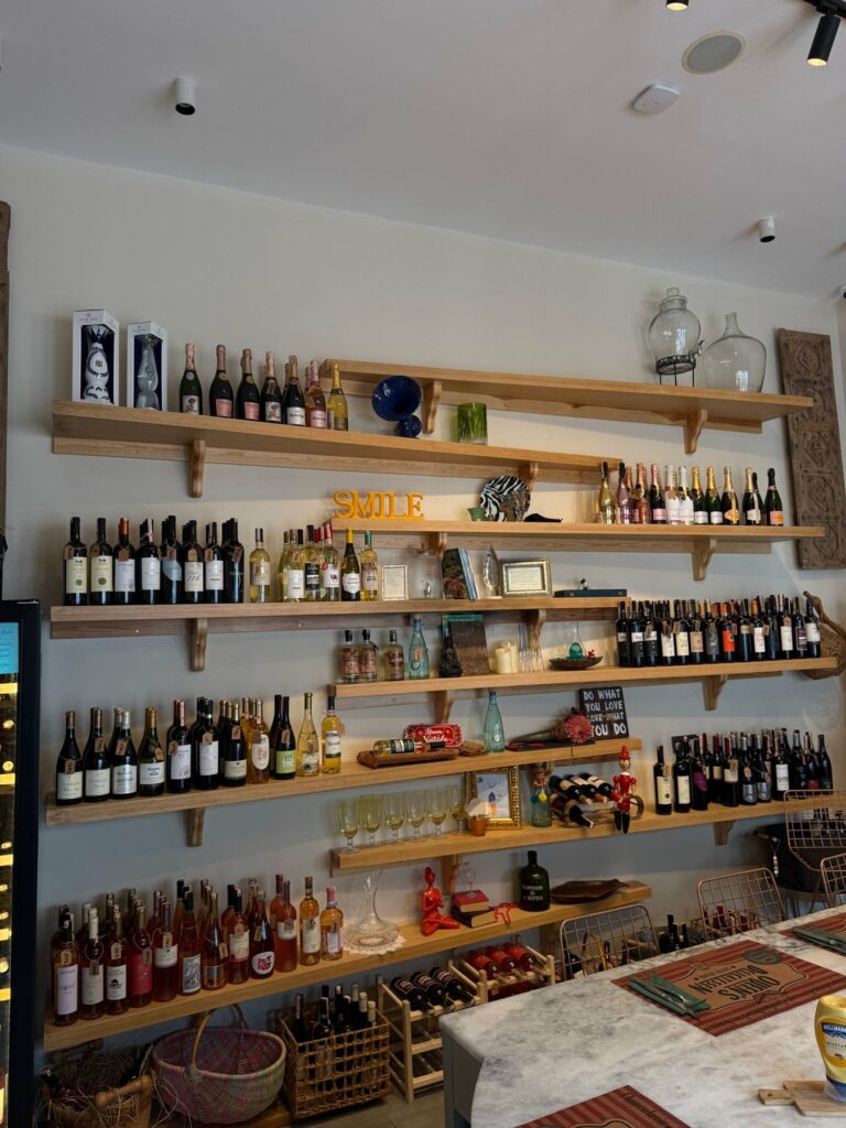 Étagères en bois d’un bar à vin