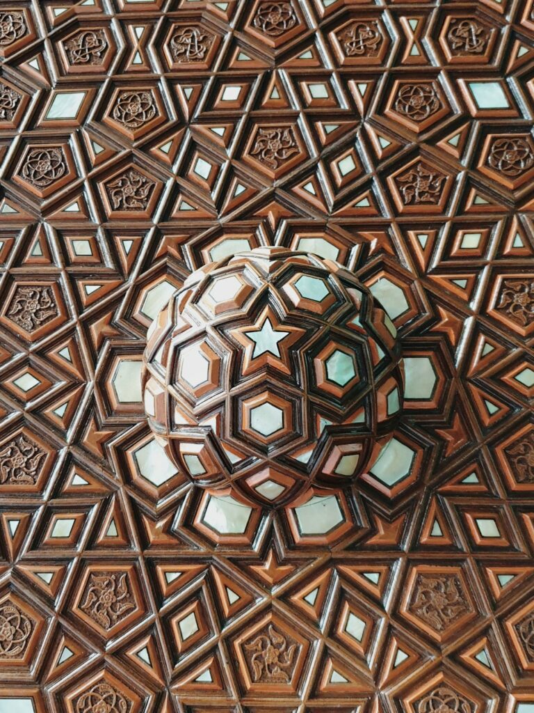Motif gravé dans le bois, détail