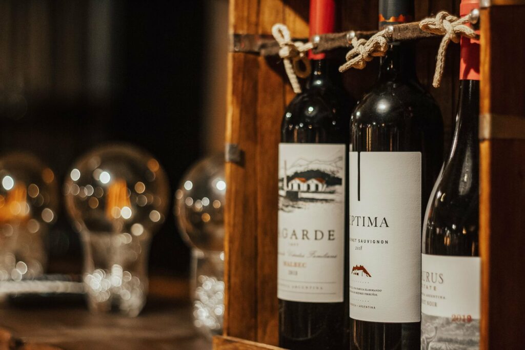 Bouteilles de vin dans un casier en bois