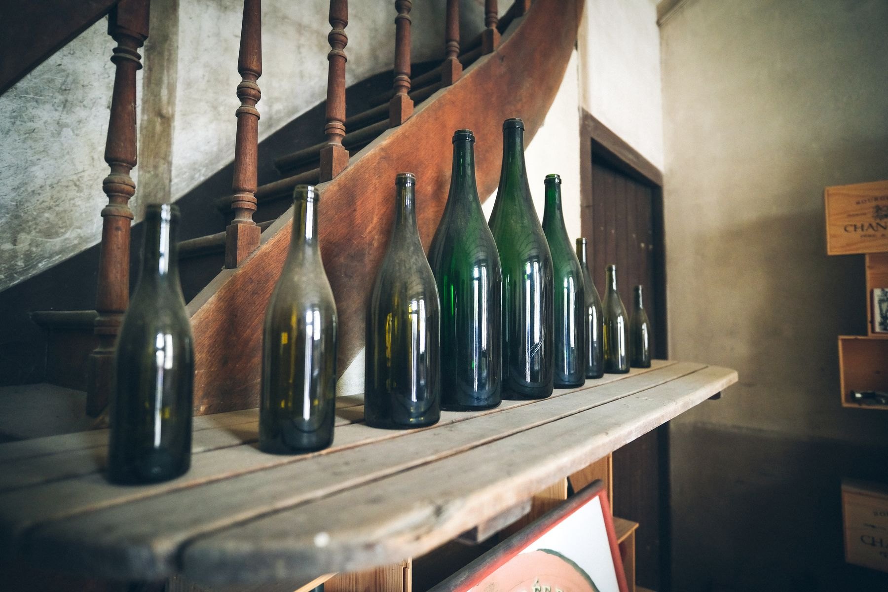 Bouteilles de vin sur une étagère en bois