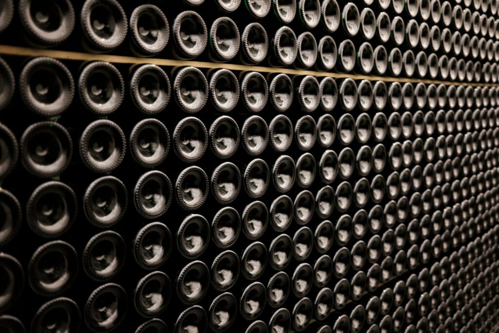 Bouteilles de vin couchées en cave