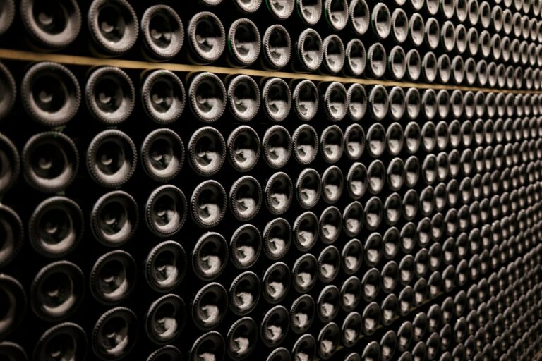 Bouteilles de vin couchées en cave