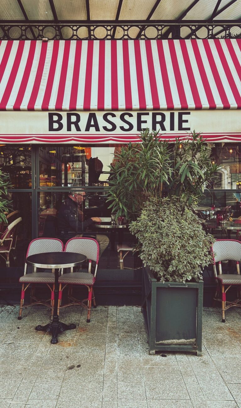 Brasserie avec store rayé et terrasse