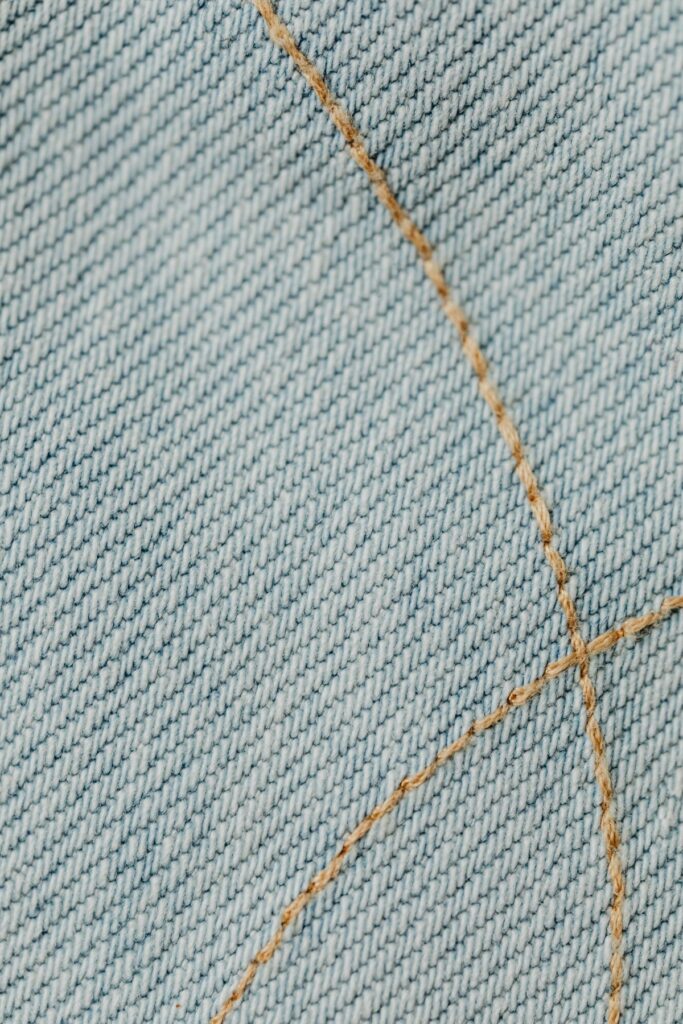 Fil de broderie en gros plan sur tissu