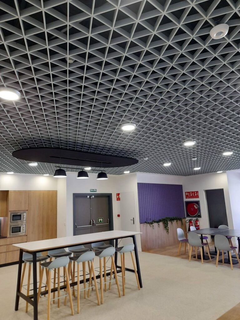 Espace de bureau avec plafond graphique
