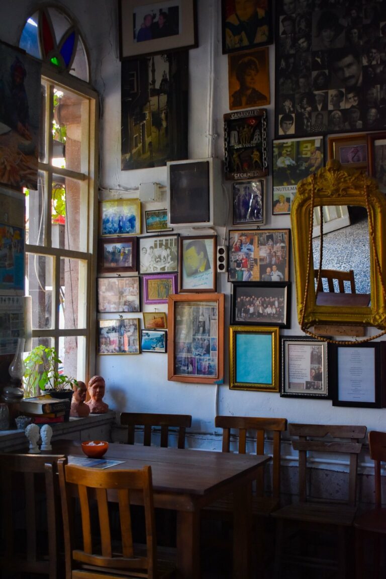 Café décoré de cadres et miroirs