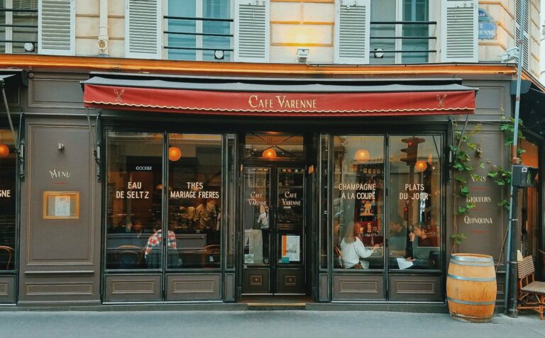 Café avec store banne sur une façade classique