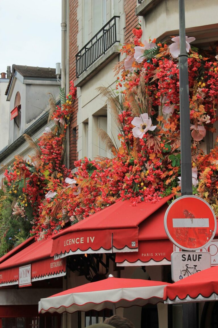Café fleuri avec stores bannes rouges