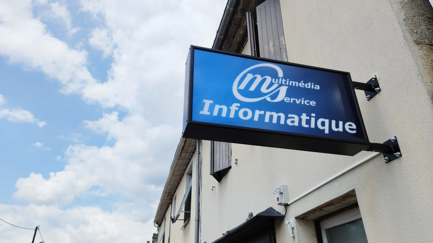 Caisson lumineux drapeau d’un magasin informatique en Gironde
