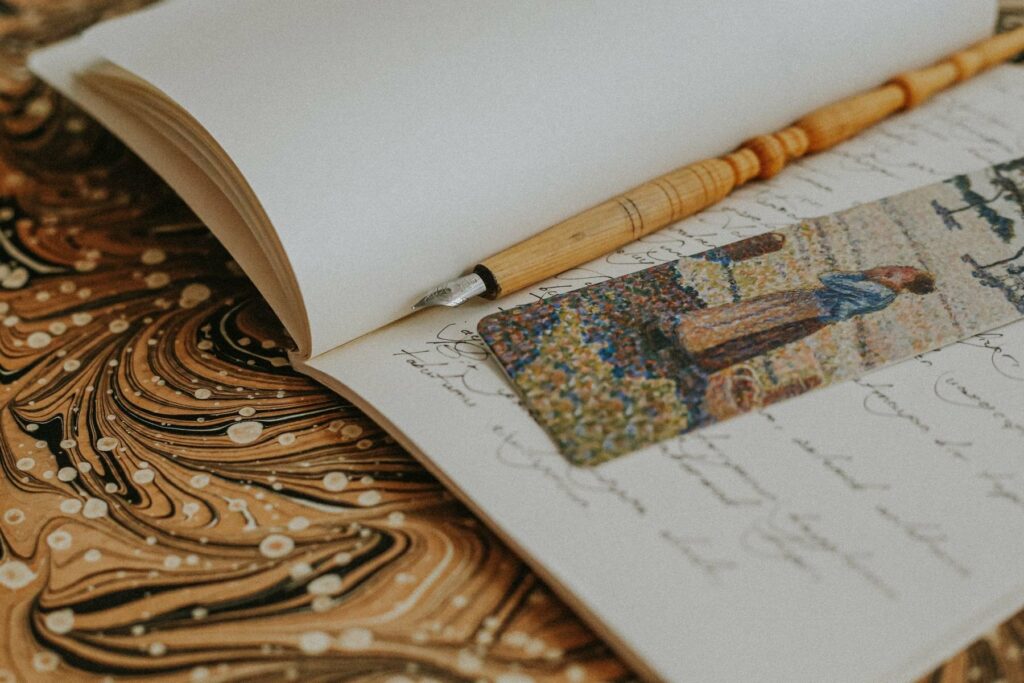 Carnet ouvert et stylo plume