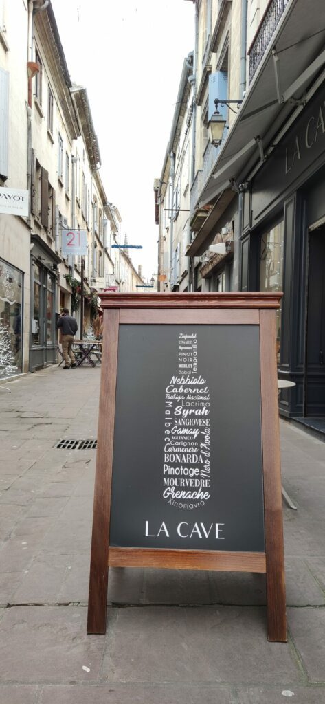 Chevalet de trottoir et tableau menu en bois lumineux sur mesure – La Cave, Cadillac