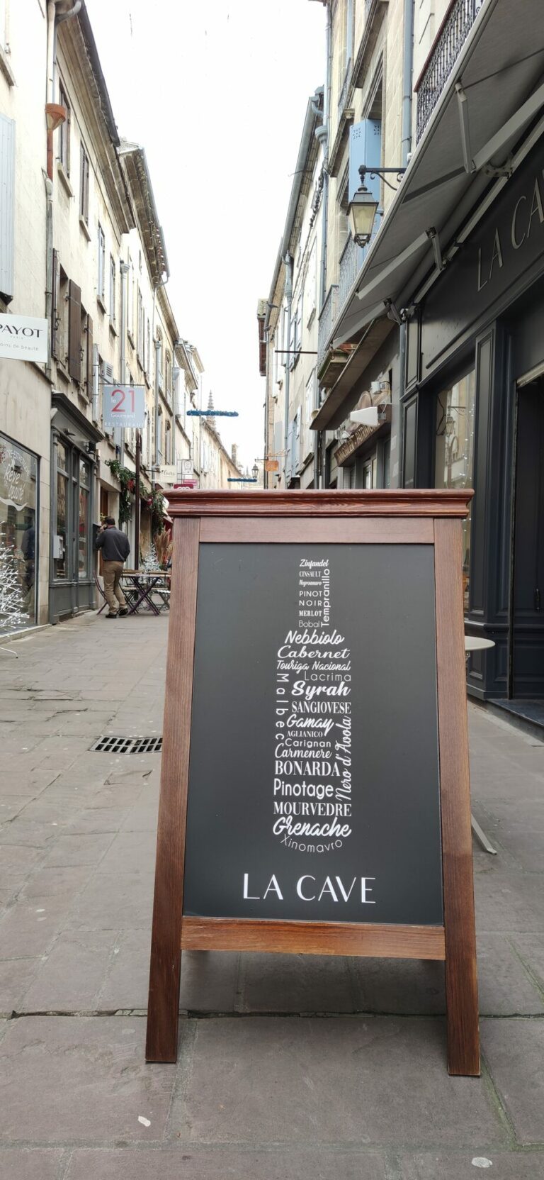Chevalet de trottoir et tableau menu en bois lumineux sur mesure – La Cave, Cadillac