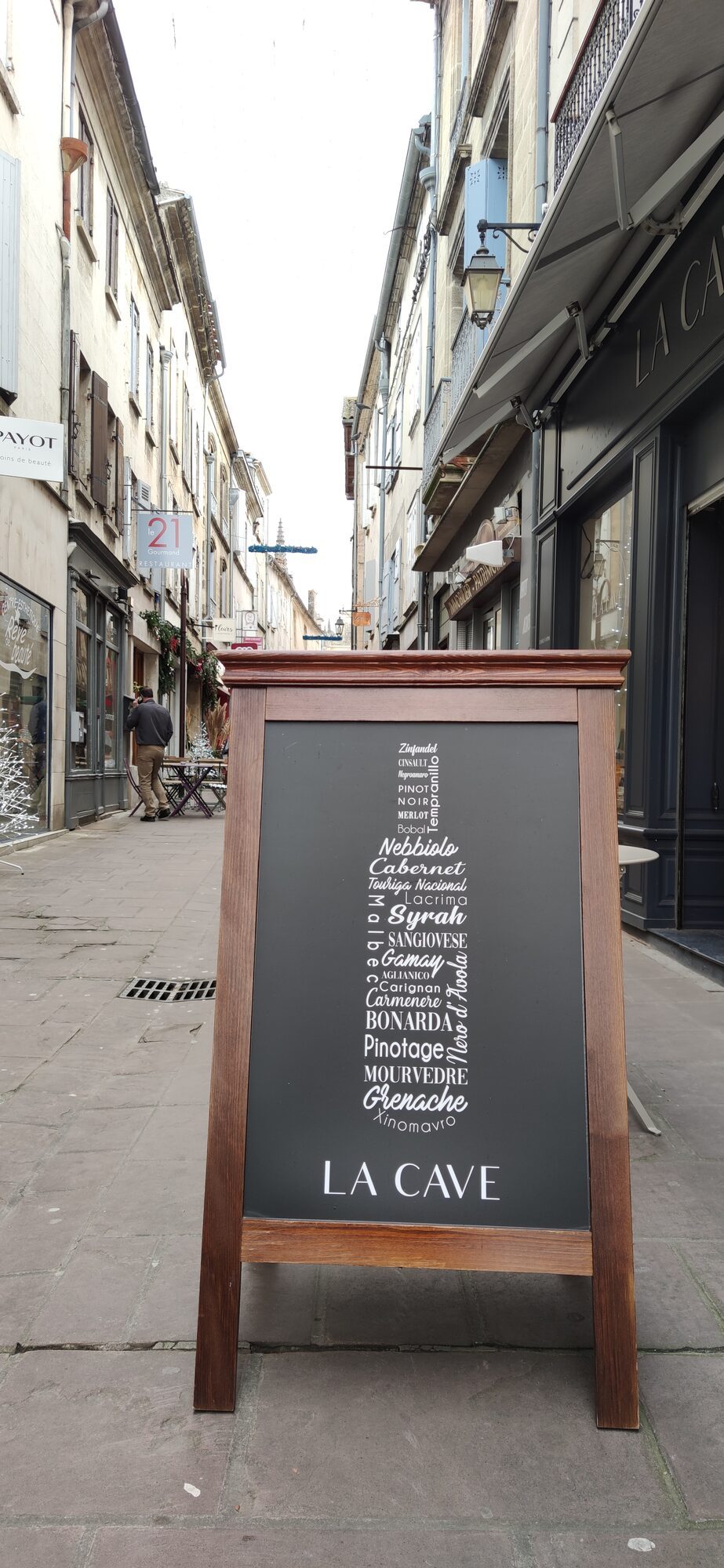 Chevalet de trottoir et tableau menu en bois lumineux sur mesure – La Cave, Cadillac