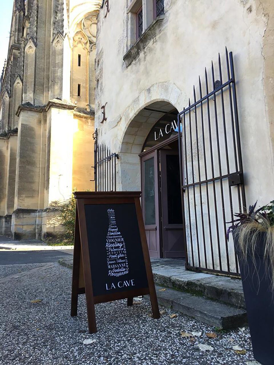 Chevalet de trottoir et tableau menu en bois lumineux sur mesure – La Cave, Cadillac – vue 2