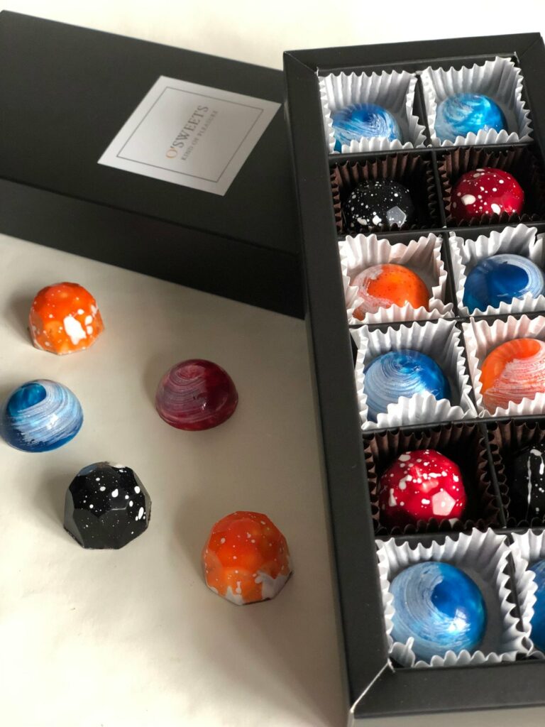 Pralines marbrées dans un coffret noir