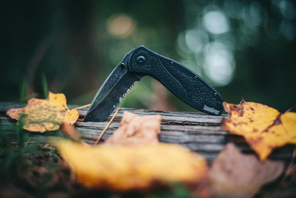 Couteau pliant posé sur du bois