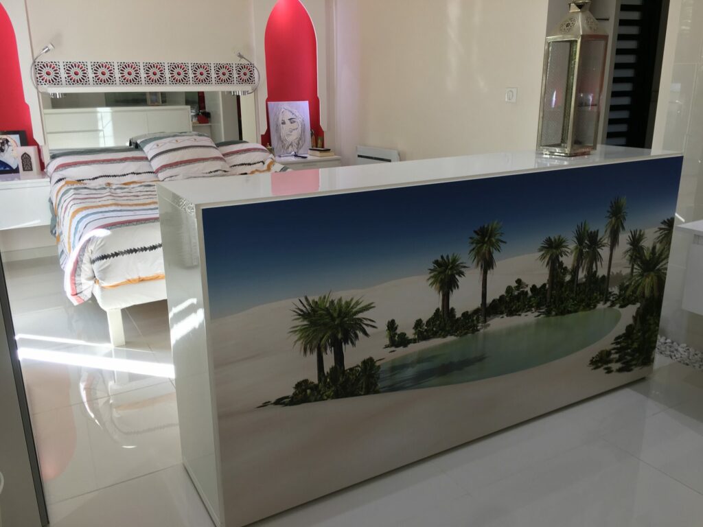 Décor imprimé paysage d’oasis sur panneau de salle de bain et cloison de chambre – maison à Mérignac
