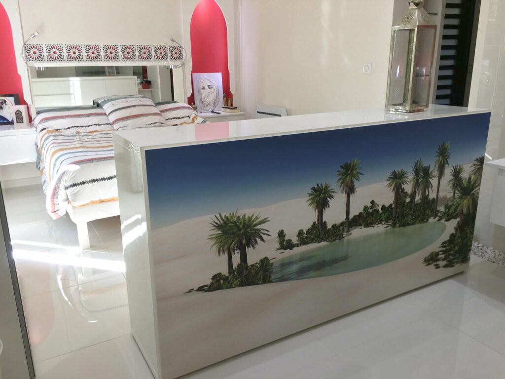 Décor imprimé paysage d’oasis sur panneau de salle de bain et cloison de chambre – maison à Mérignac