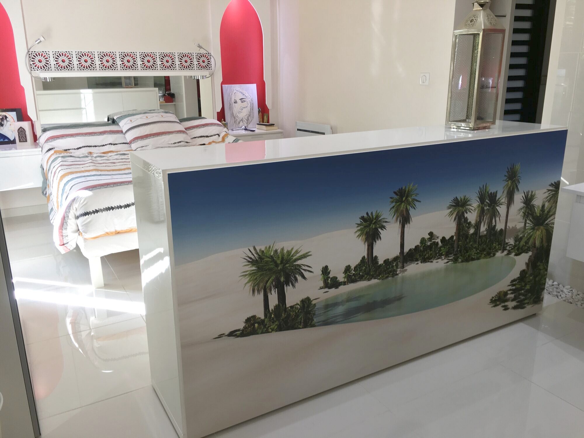 Décor imprimé paysage d’oasis sur panneau de salle de bain et cloison de chambre – maison à Mérignac