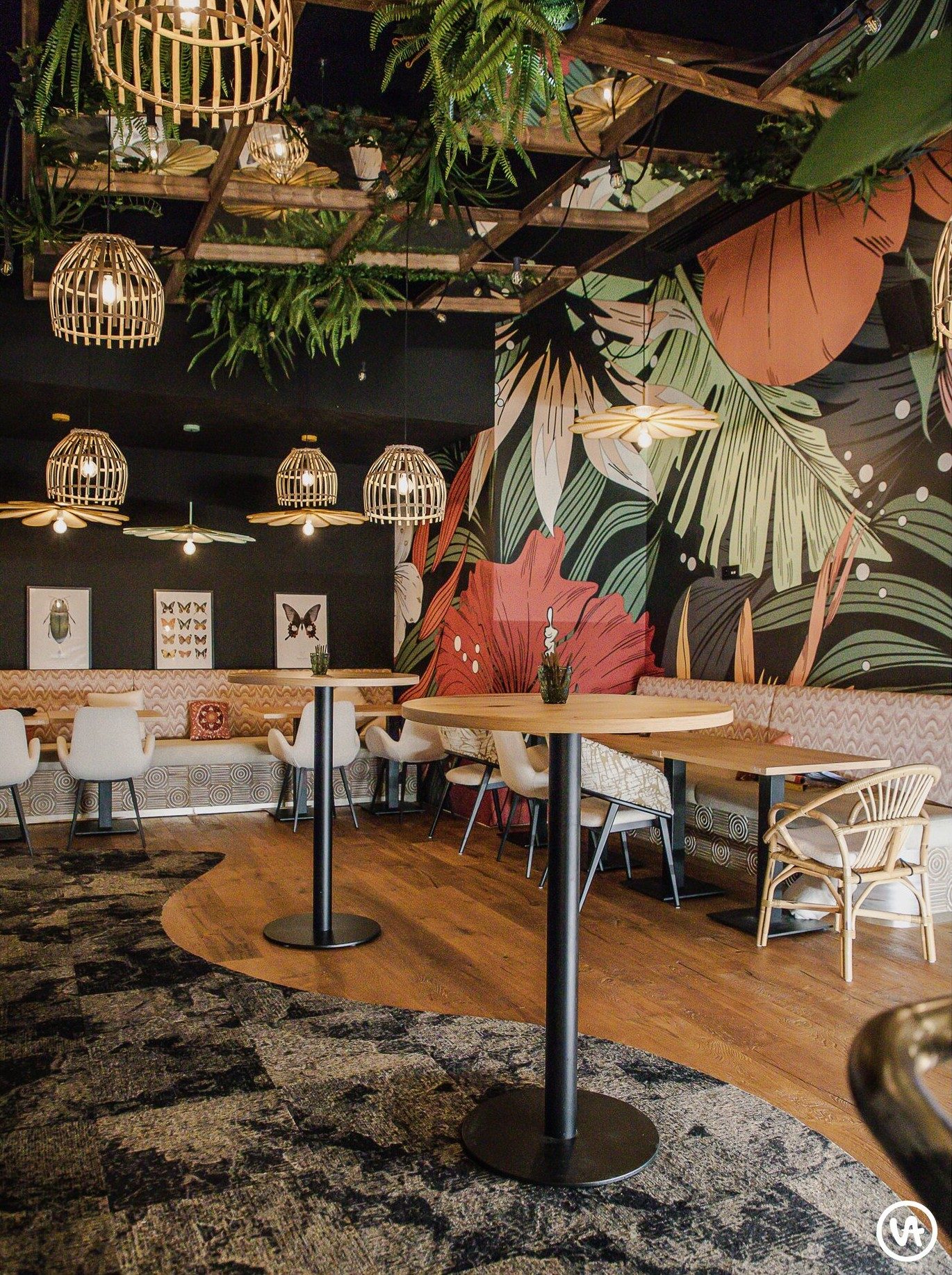 Décor mural imprimé tropical hibiscus et feuillage – restaurant Amaya, Nantes