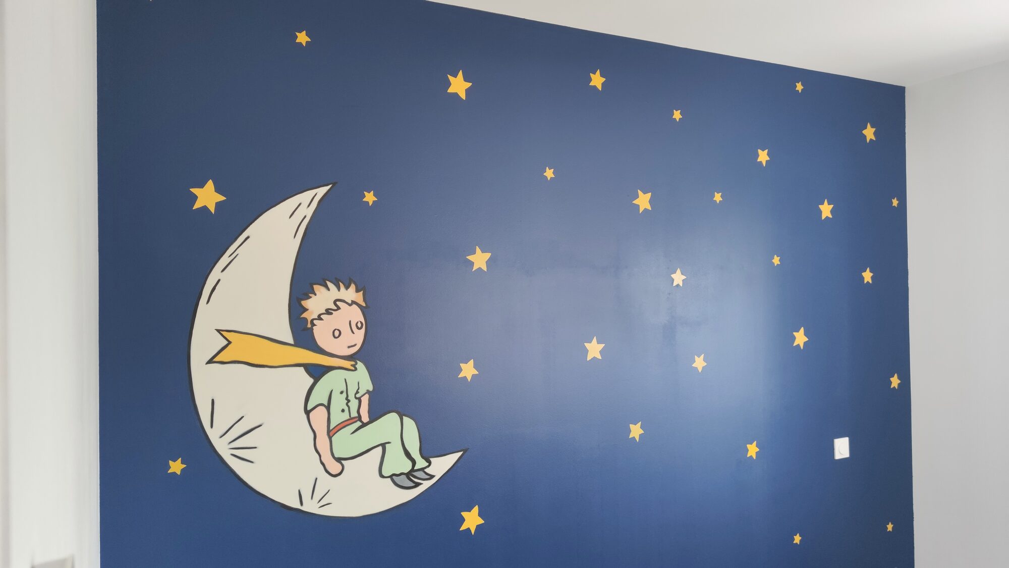 Décor mural peint Le Petit Prince sur la lune et ciel étoilé – chambre d’enfant à Arbanats
